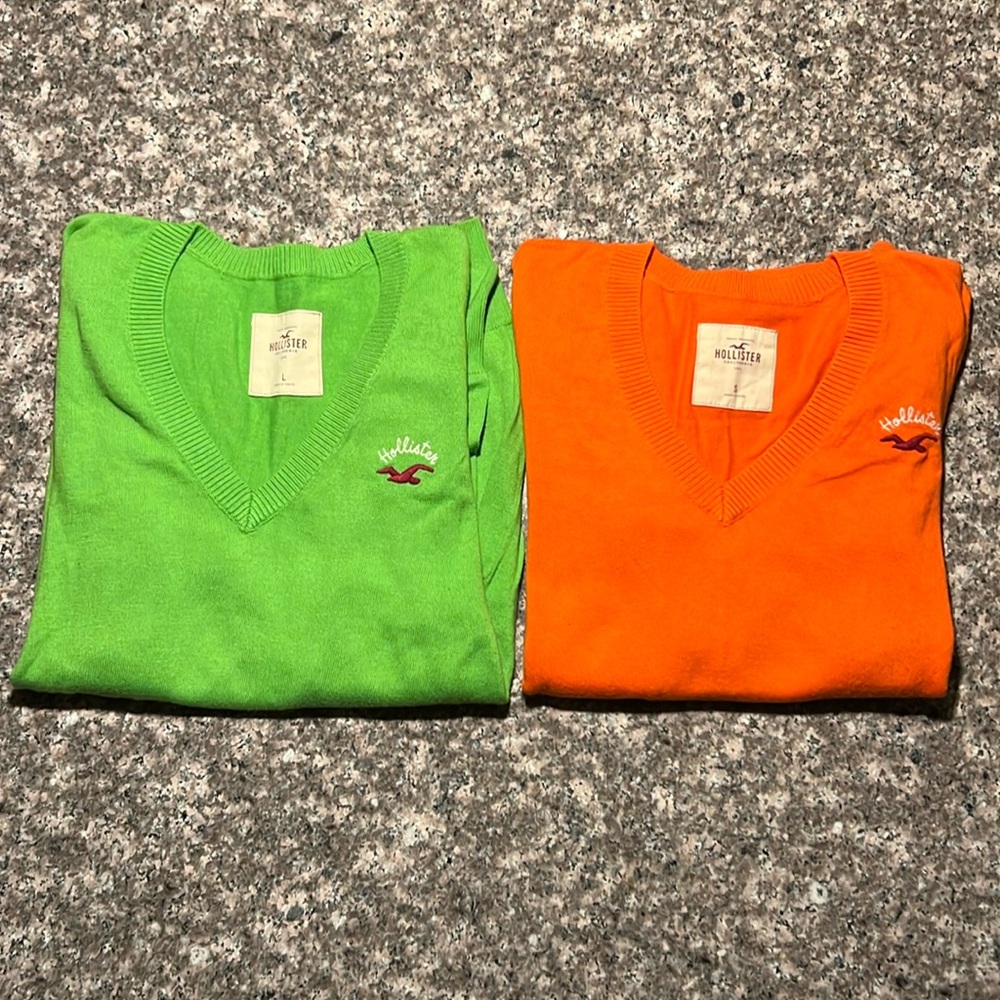 2 Hollister V-neck sweaters. Green - L Orange - S